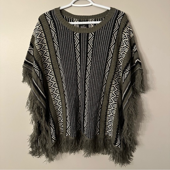 🔥 Guilty 2X Fringed Patterned Poncho with sleeves - Picture 1 of 6